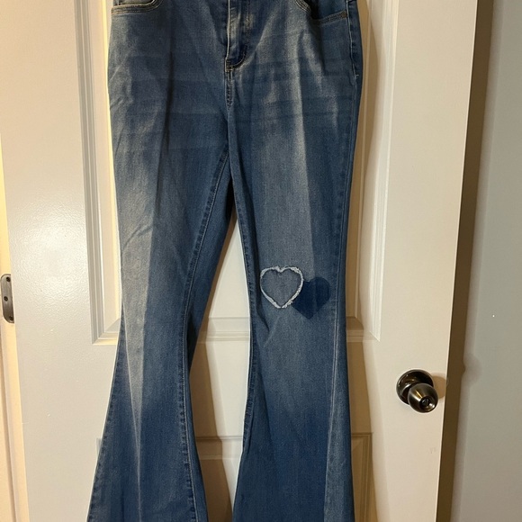 EST 1947 Denim bell bottoms stretchy jeans with heart patch. High waist - Picture 5 of 12